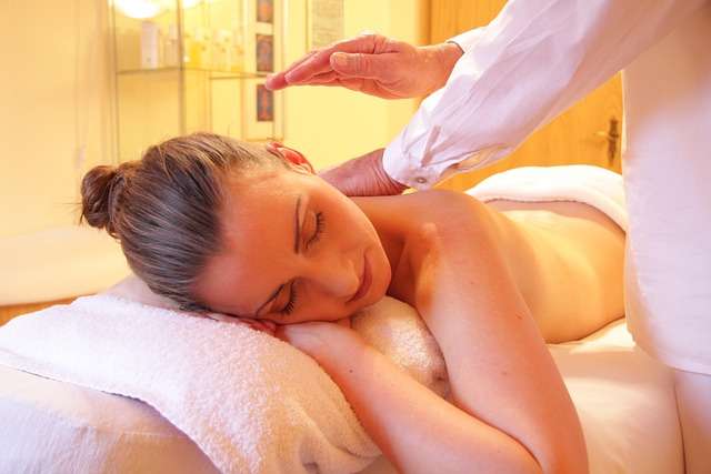 Eine Frau bekommt eine Lomi-Lomi-Nui-Massage Eine Frau bekommt eine Lomi-Lomi-Nui-Massage