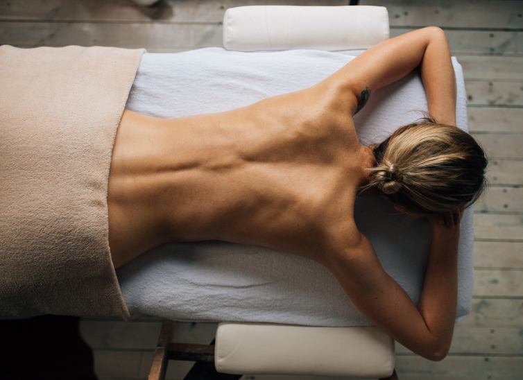 Aloha! Hier liegt eine Frau auf einer Massagebank - in froher Erwartung auf die Lomi Lomi Massage, die gleich beginnen wird. Ausgeführt von Arwed Grön Aloha! Hier liegt eine Frau auf einer Massagebank - in froher Erwartung auf die Lomi Lomi Massage, die gleich beginnen wird. Ausgeführt von Arwed Grön